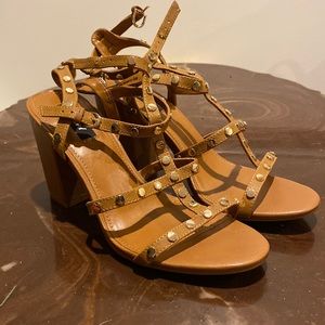 DKNY Hanz T strap sandals.
